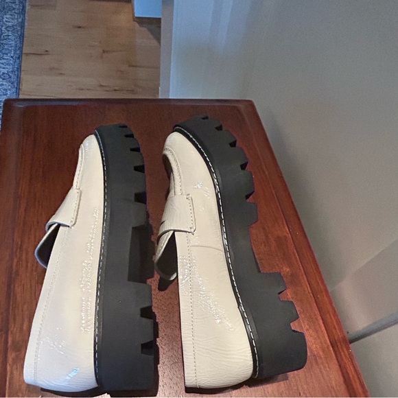 Franco Sarto ivory patent leather loafers, 5-1/2. - Picture 5 of 6